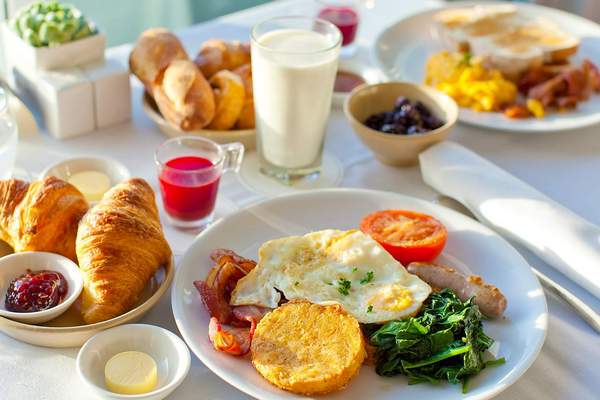 Какие продукты следует употреблять в пищу на завтрак, чтобы нормализовать уровень холестерина