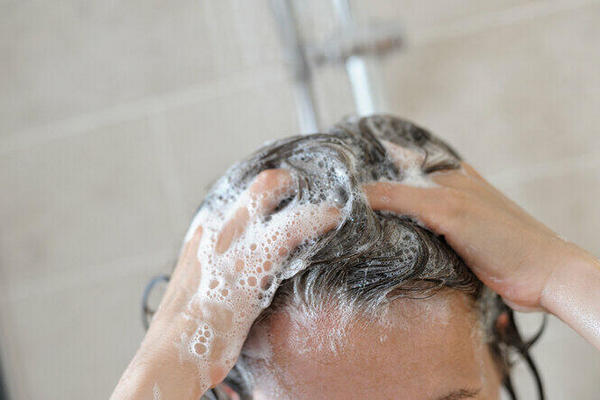 Трихологи рассказали, почему отказ от регулярного мытья головы — глупая идея