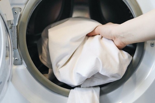 Зачем одежду нужно стирать в газировке