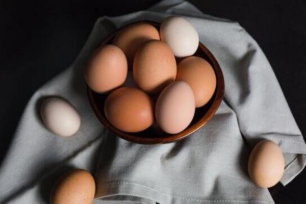 Как правильно хранить вареные яйца и можно ли их замораживать