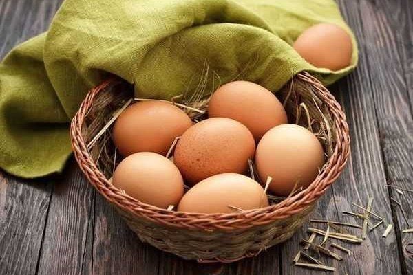 Признаки, по которым куриные яйца употреблять опасно, их нужно немедленно выбросить