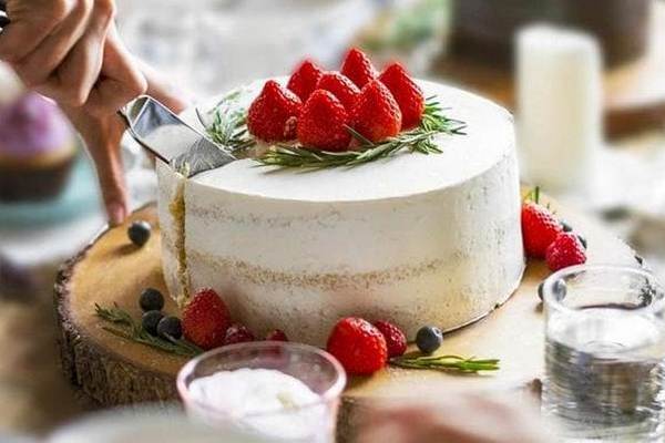 Как разрезать торт, если не оказалось нож под рукой: кухонные лайфхаки