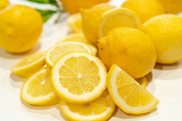 Положите лимонные корки на подоконник — избавьтесь от наболевшей проблемы
