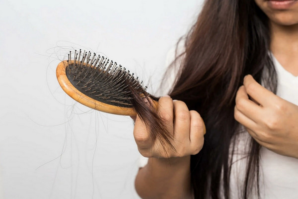 Трихологи назвали основные причины, почему весной усиливается выпадение волос