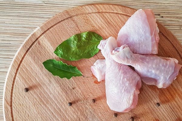 Как долго куриное мясо может храниться в холодильнике и признаки его порчи