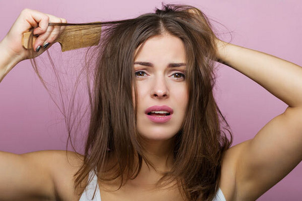 Эксперты назвали распространенные ошибки, которых следует избегать вечером, если вы хотите, чтобы волосы выглядели здоровыми утром