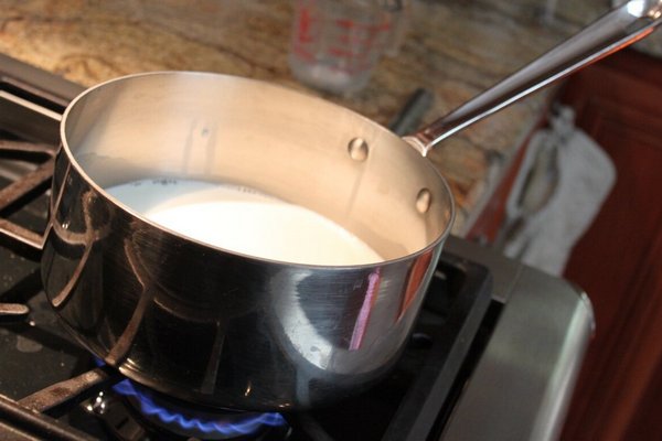 Как вскипятить молоко, чтобы оно не пригорело до кастрюли и не убежало