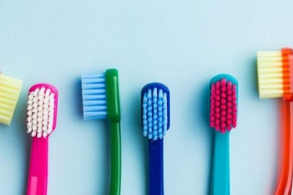 Какую зубную щетку лучше выбрать и как это делать, чтобы чистить зубы правильно