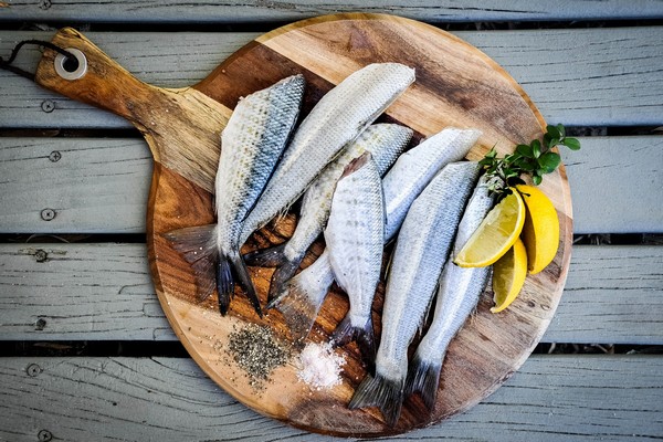 Секрет кулинаров, который поможет легко и быстро почистить рыбу