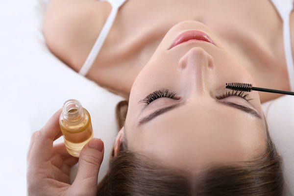 Почему дерматологи не рекомендуют пользоваться маслом для ресниц перед сном