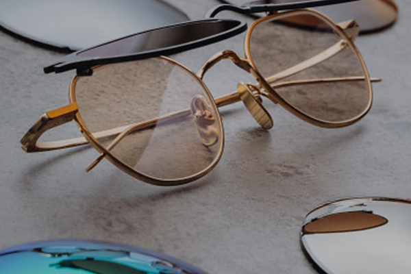 Пластиковые или стеклянные: какие солнцезащитные очки лучше защищают