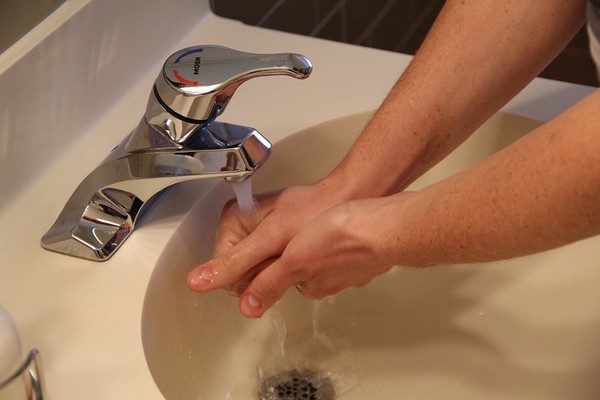 Дерматологи рассказали о вреде частого мытья рук с мылом