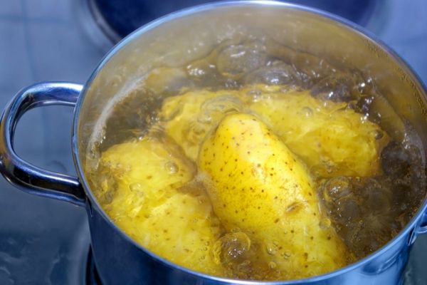 Что добавить в кастрюлю при варке картофеля, чтобы она не разваривалась