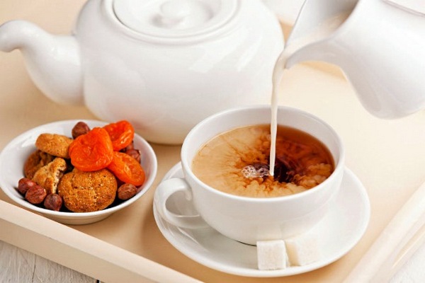 Чай с молоком: диетологи рассказали о плюсах и минусах такого напитка