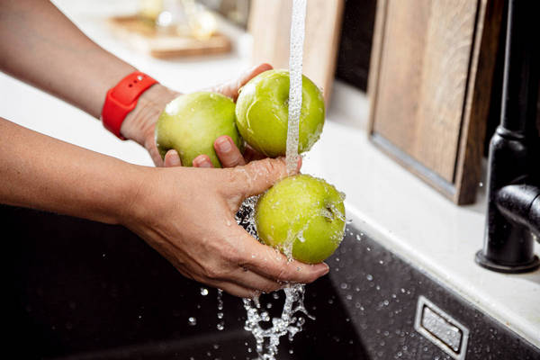 Делайте это правильно: как и чем мыть фрукты и овощи