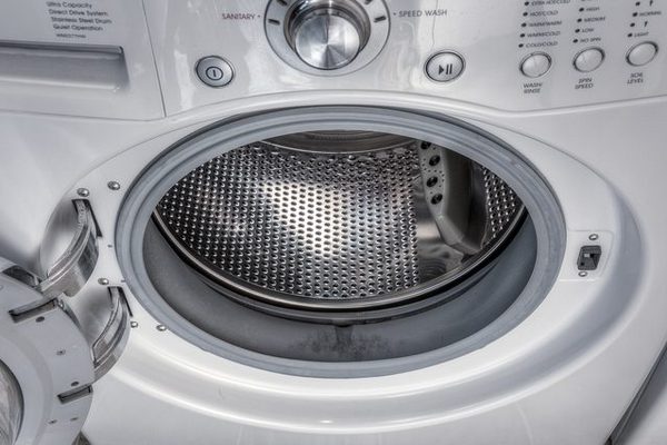 Очистите стиральную машину полностью от черной плесени – и больше никакого неприятного запаха