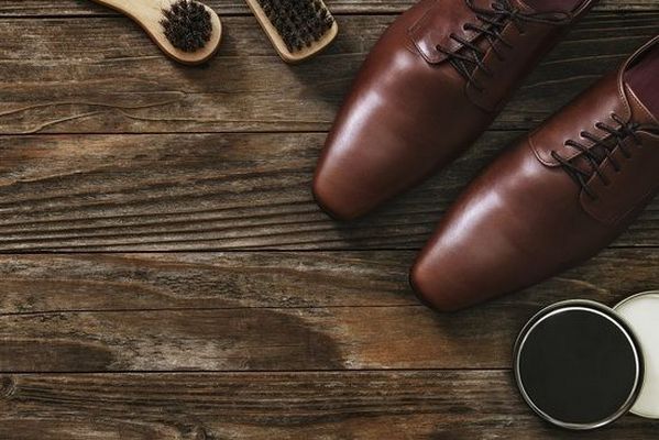 Как вернуть блеск кожаным ботинкам, если закончился крем для обуви