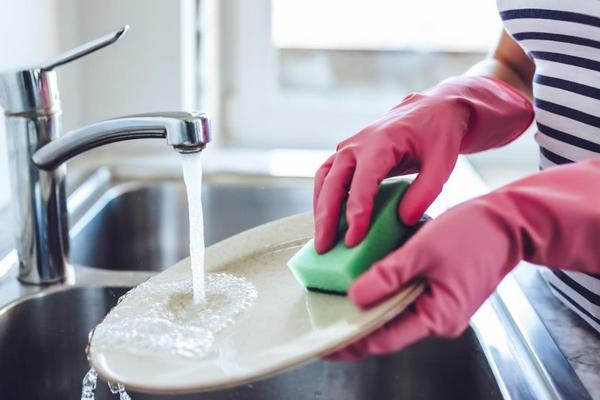 Как быстро отмыть посуду от теста: эффективные лайфхаки
