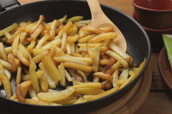Когда нужно снять крышку со сковороды, чтобы жареный картофель получился хрустящим.
