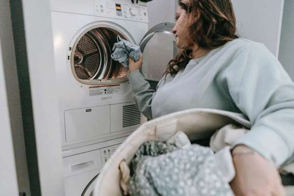 Почему не стоит оставлять мокрую одежду в стиральной машине и другие запреты после окончания стирки