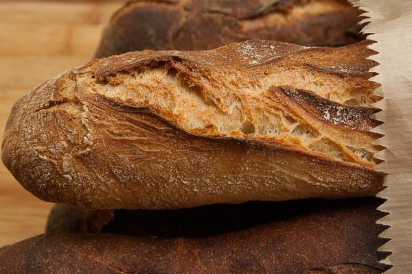Почему опытные дачники никогда не выбрасывают старый черствый хлеб
