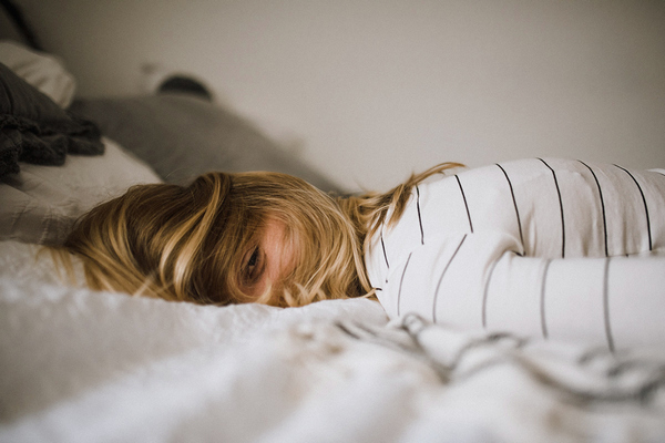 Это очень вредный миф: медики объяснили, насколько полезно спать без подушки
