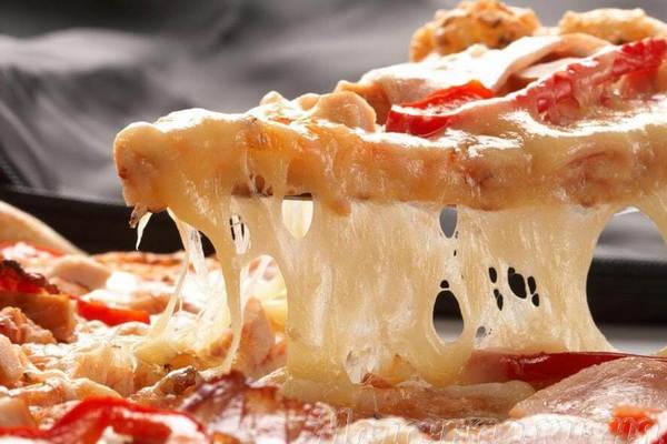 Эксперты назвали базовые сыры, которые лучше всего подходят для приготовления вкусной домашней пиццы.