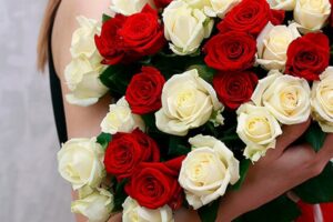 Когда стоит купить цветы с доставкой и кому их подарить