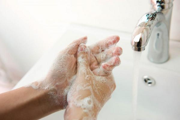Для чего умные хозяйки намыливают руки до уборки в квартире
