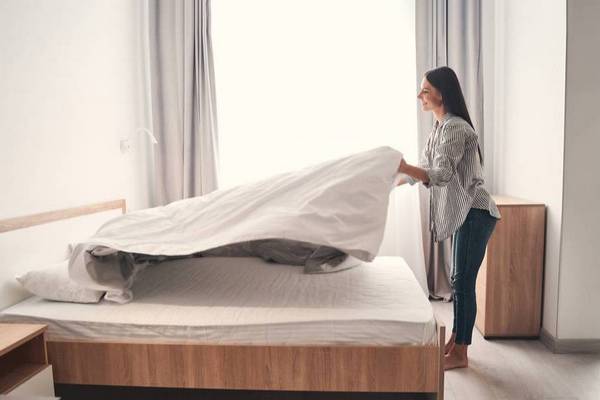 Блоггерша показала гениально простой способ, как погладить постельное белье без утюга