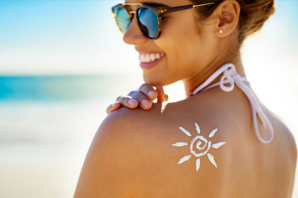 Сколько солнцезащитного крема нужно наносить на тело, чтобы не сгореть на пляже