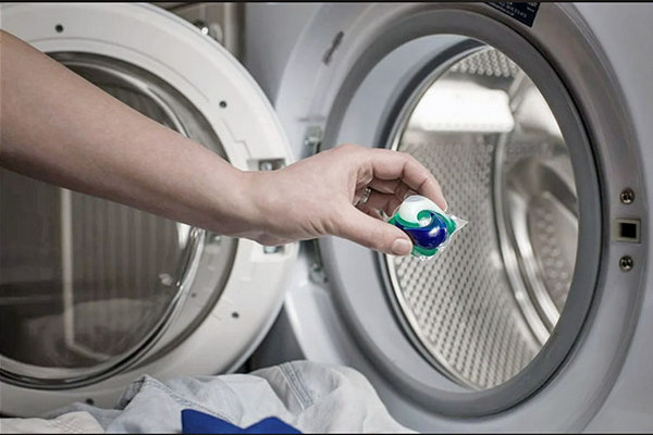 Сначала или вместе с одеждой: когда нужно класть капсулу в стиральную машину