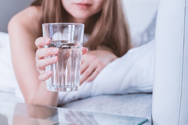 Почему опасно оставлять стакан воды на ночь у кровати, с чем это связано