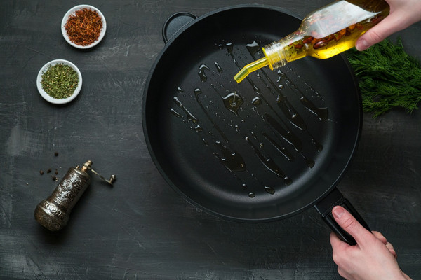 Оливковое или подсолнечное: какое масло лучше подходит для жарки, а какое для салата