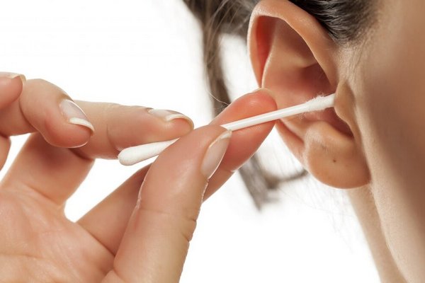 Нужно ли чистить уши: мнение отоларингологов