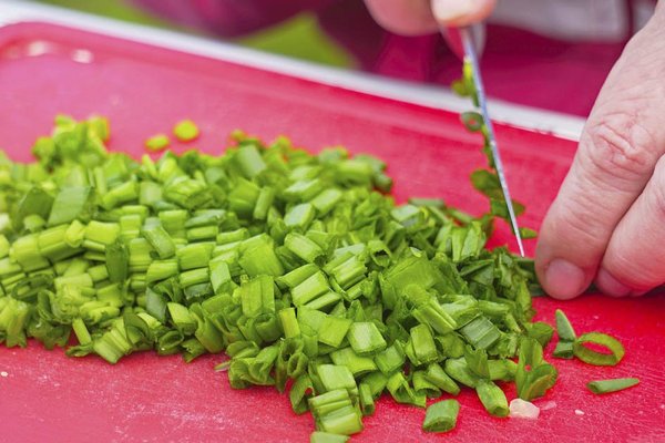 Уникальный рецепт самой вкусной приправы: как заморозить зеленый лук на зиму