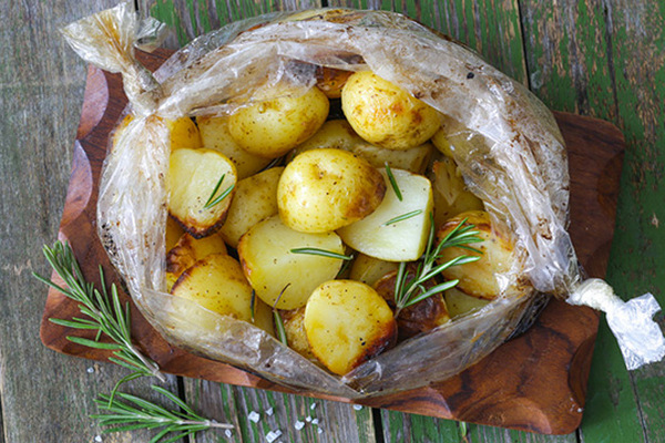 Не запекайте картофель с этим овощем, будет сырым даже через 2 часа в духовке