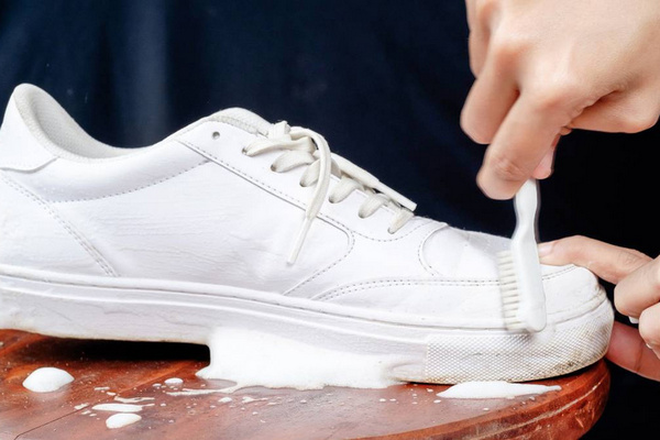 Как отмыть белую кожаную обувь – гениальный лайфхак, до которого никто сам не догадается