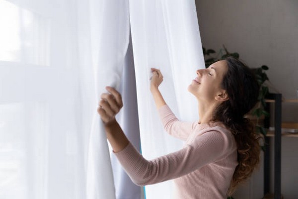 Побрызгайте шторы этим раствором: ни один комар не залетит в дом за все лето.