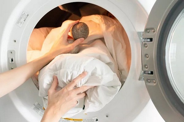 Эксперты поделились секретом стирки большого одеяла в стиральной машине