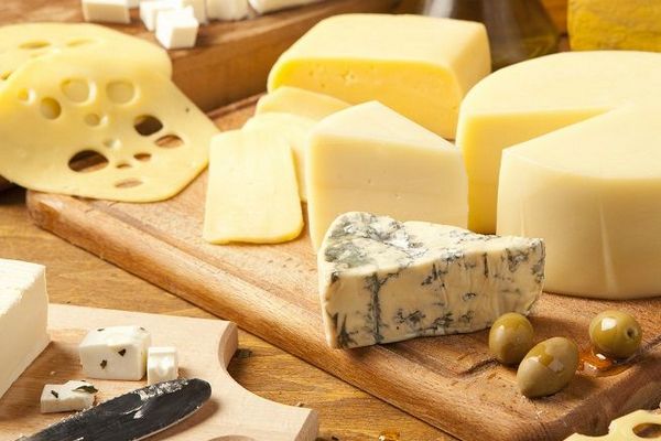 Как хранить сыр в холодильнике, чтобы избежать быстрой порчи дорогостоящего продукта