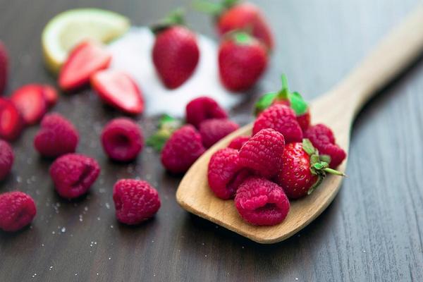 Свежесть ягод будет сохранена на 2 недели: промойте малину и клубнику в специальном растворе