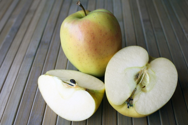 Почему людям за 60 лет необходимо ежедневно съедать по яблоку: названы 3 причины