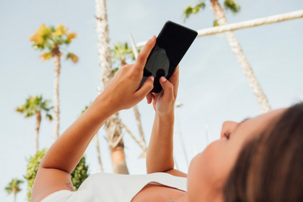 В чехле или кармане: летом спасете смартфон от перегрева только так