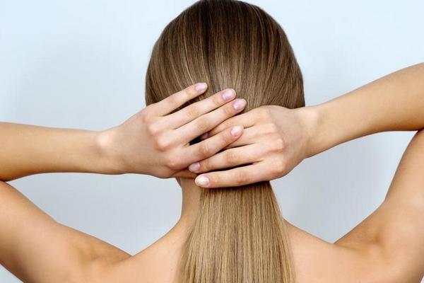 Волосы дольше будут чистыми: женщинам посоветовали действенный способ от жирной головы.