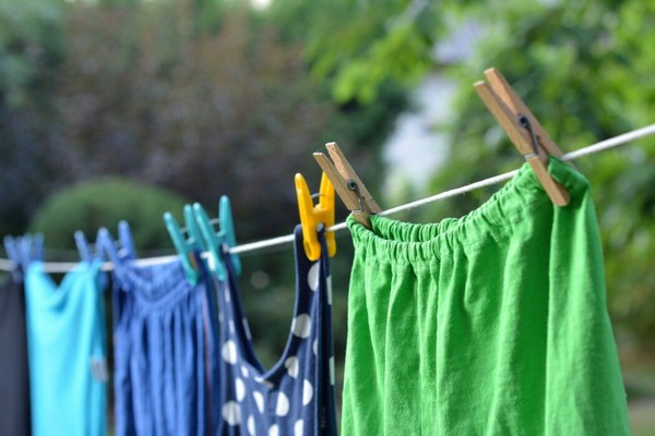 Солнце навсегда испортит ваши вещи: одежду из какой ткани нельзя сушить под солнечными лучами