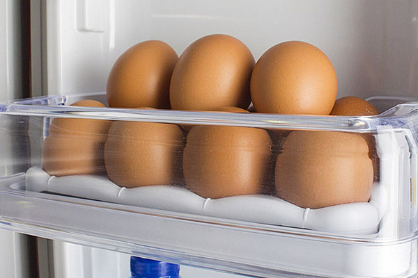 Зачем некоторые хозяйки смазывают куриные яйца маслом, прежде чем положить их в холодильник.