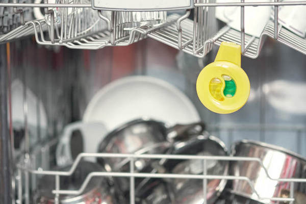 Можно ли лишить посудомоечную машину выходящего изнутри неприятного запаха