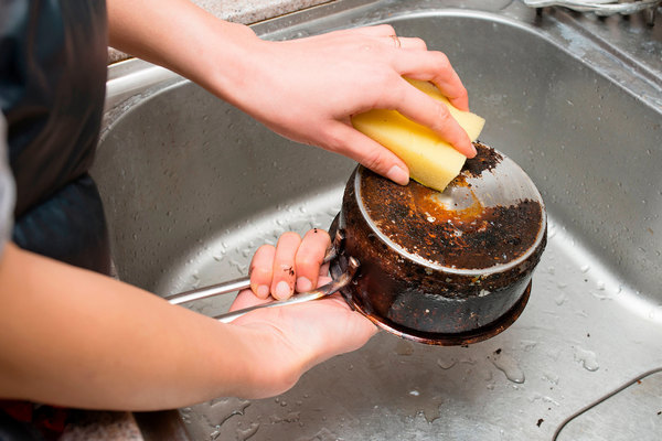Кастрюля, чтобы подгорела, очистится без труда: лайфхак с таблеткой для посудомоечной машины