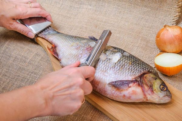 Секрет умных поваров: как быстро и легко очистить рыбу от чешуи